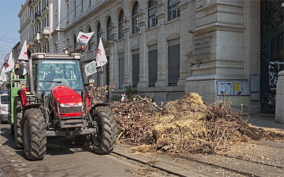 Des tracteurs bloqués, des routes en colère : les agriculteurs français s&rsquo;insurgent contre le gouvernement et l’effondrement économique