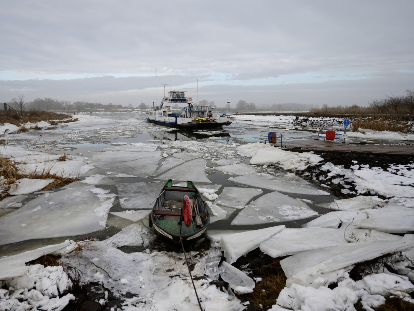 Des blocs glaciaux paralysent le fleuve Elbe dans le nord de l&rsquo;Allemagne