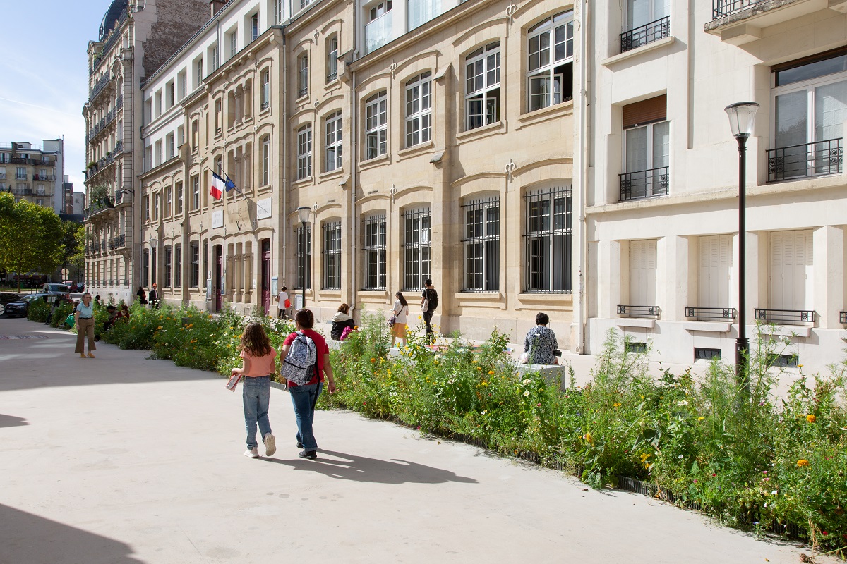 Paris en effervescence : plus de 100 écoles plongées dans un scandale d’abus et de violence