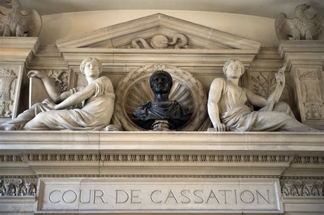 La Cour de cassation s&rsquo;effondre : la trahison constitutionnelle de Macron