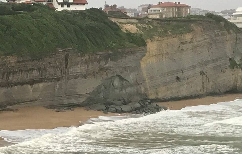 L&rsquo;effondrement d&rsquo;une falaise à Biarritz : une victime retrouvée, un plongeur disparu dans l&rsquo;abîme